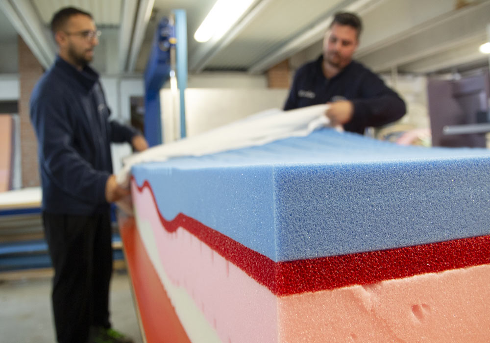 Foderatura dei materassi in laboratorio