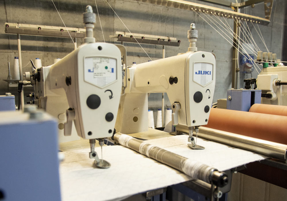 Macchine per finiture e bordatura dei materassi.