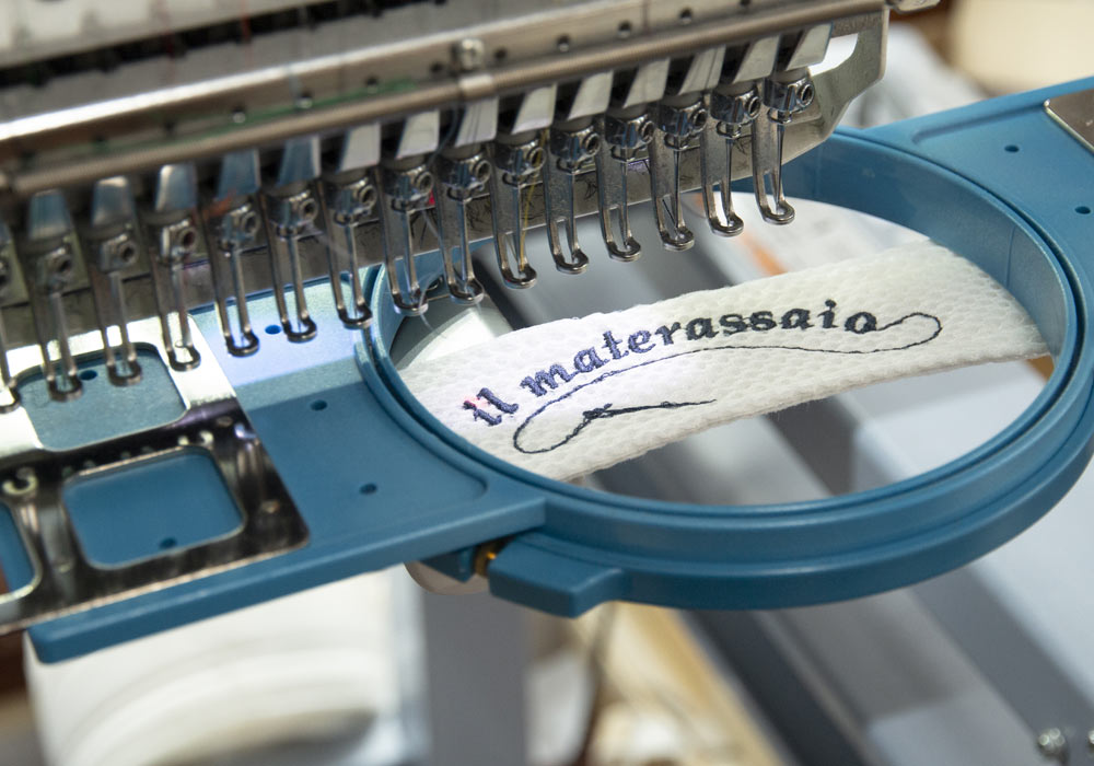 ricamatrice finiture e logo materasso
