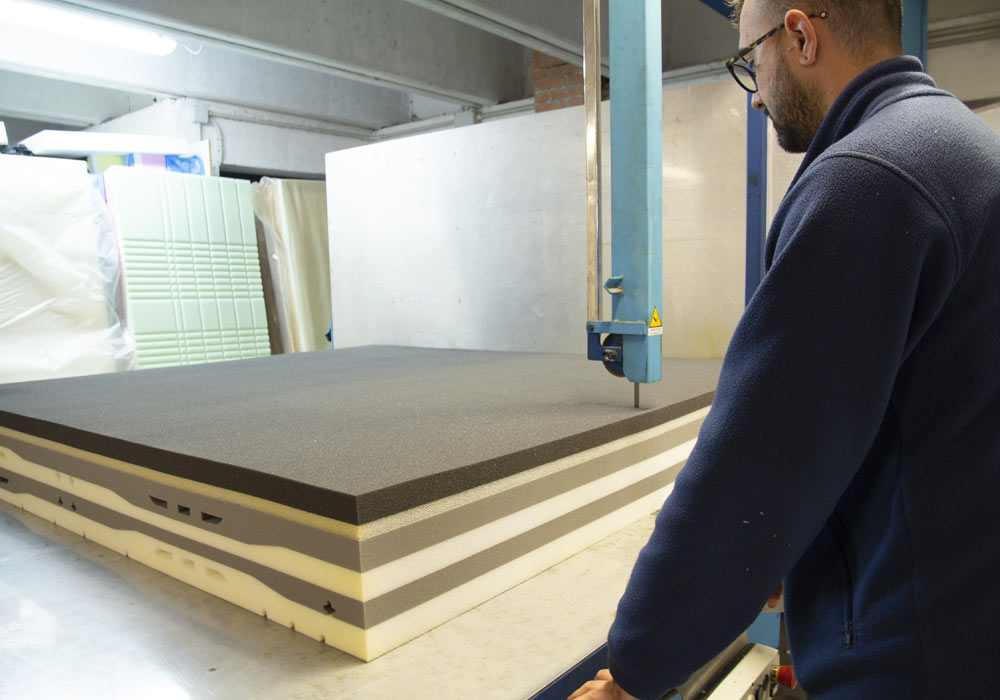 Taglio dei materiali per personalizzazione delle misure del materasso