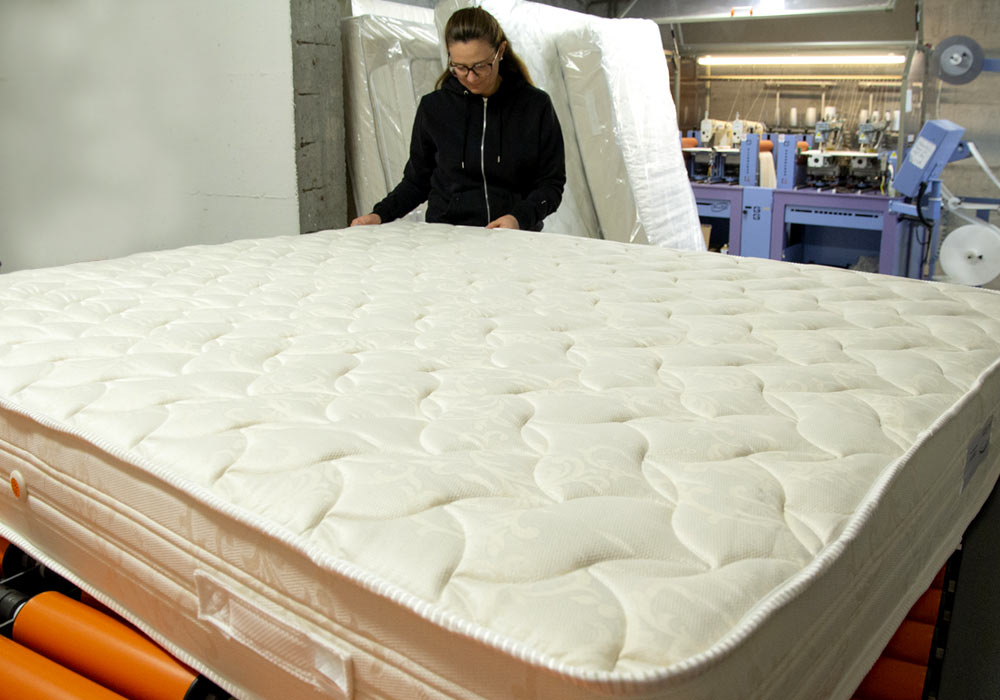 Verifica delle finiture su un materasso pronto per la consegna